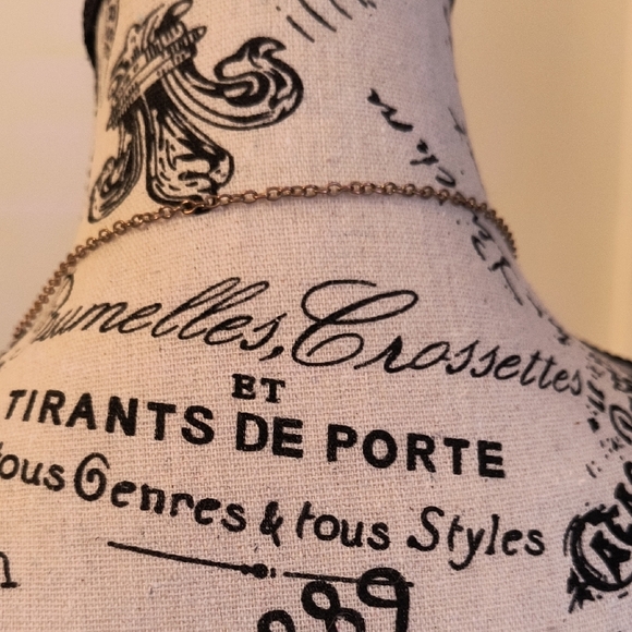 Elegant Gold-Tone Necklace - Picture 4 of 5